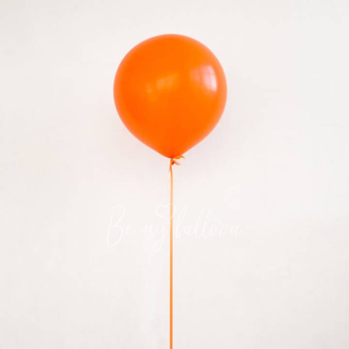На оранжевом шаре. Оранжевый воздушный шарик. Оранжевые воздушные шары. Большой оранжевый воздушный шар. Большой воздушный шарик.
